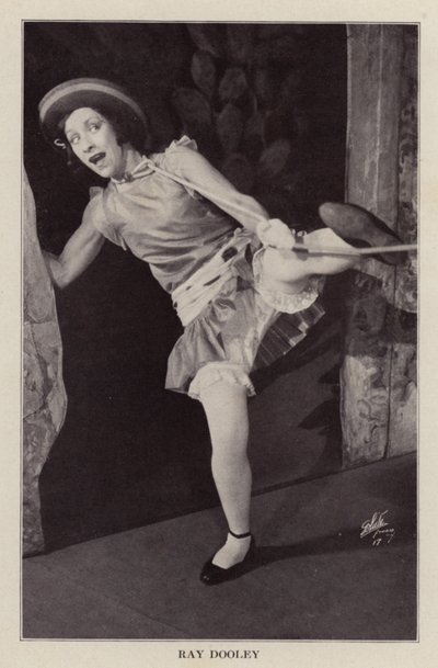 Ray Dooley (zdjęcie czarno-białe) autorstwa American Photographer
