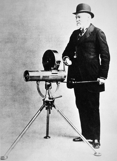 Richard J. Gatling, przedstawiony z modelem Bulldog z 1893 r. (zdjęcie czarno-białe) autorstwa American Photographer