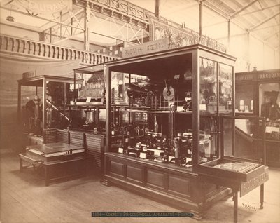 Ekspozycja Rudolpha Koenigsa, Aparat Filozoficzny, Wystawa Główna, Międzynarodowa Wystawa Stulecia, Filadelfia, 1876 (odbitka srebrna) autorstwa American Photographer