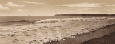 San Diego: Surfowanie na plaży Coronado, Point Loma w oddali, San Diego (zdjęcie czarno-białe) autorstwa American Photographer