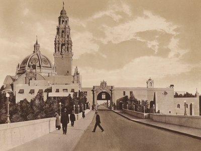 San Diego: Zachodnia brama wystawy panamsko-kalifornijskiej przedstawiająca wieżę i kopułę budynku California (zdjęcie czarno-białe) autorstwa American Photographer