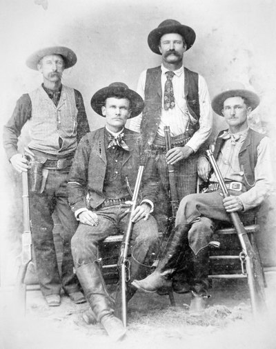 Texas Rangers uzbrojeni w rewolwery i karabiny Winchester autorstwa American Photographer