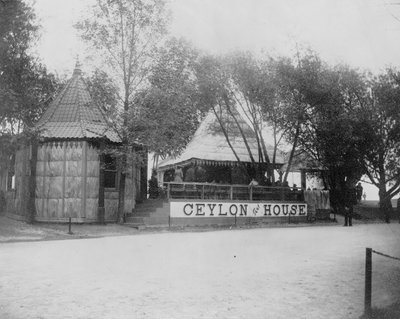 Herbaciarnia Ceylon na Światowej Wystawie Kolumbijskiej, Chicago 1893 (zdjęcie czarno-białe) autorstwa American Photographer