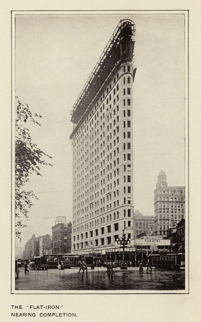 "Flat-Iron" na ukończeniu (zdjęcie czarno-białe) autorstwa American Photographer
