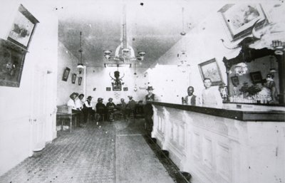 Salon Long Branch, Dodge City, Kansas, ok. 1880 (zdjęcie czarno-białe) autorstwa American Photographer