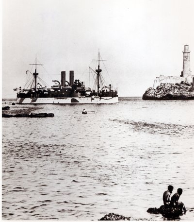 USS Maine wchodzący do portu w Hawanie na Kubie, 1898 (patrz 206526, 206527) autorstwa American Photographer
