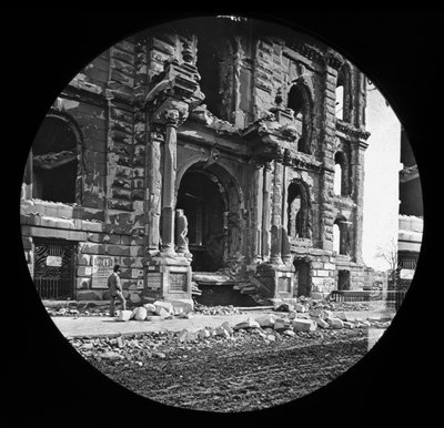 Zachodnie wejście do gmachu sądu po wielkim pożarze w Chicago, 1871 (szklana zjeżdżalnia z latarnią) autorstwa American Photographer