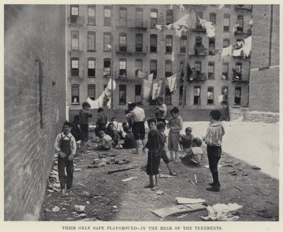 Ich jedyny bezpieczny plac zabaw na tyłach kamienic (zdjęcie czarno-białe) autorstwa American Photographer