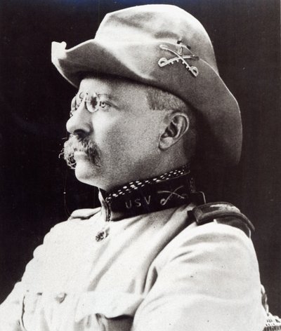 Theodore Roosevelt jako podpułkownik 1 Pułku Kawalerii Ochotniczej USA w 1898 roku (zdjęcie b/w) autorstwa American Photographer