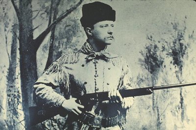 Theodore Roosevelt w stroju myśliwskim, ok. 1885 (zdjęcie czarno-białe) autorstwa American Photographer