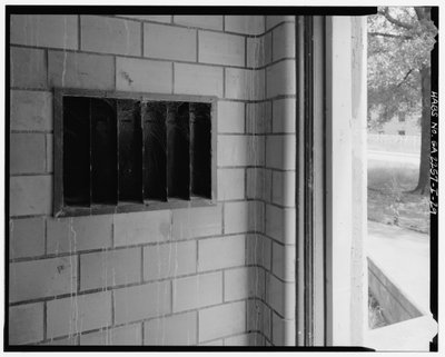 Detal płytek i listew z otworami na listy, typowe wejście na klatkę schodową, Techwood Homes, budynek nr 6, 465 Techwood Drive i 119-125 Hunnicutt Street, Atlanta, Fulton County, GA autorstwa American Photographer