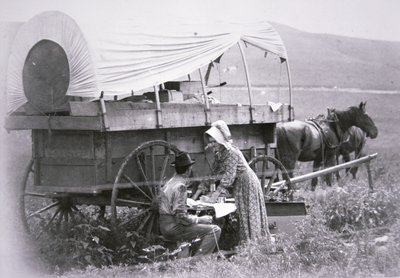Typowy kryty wóz pioniera (zdjęcie czarno-białe) autorstwa American Photographer