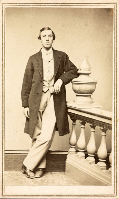 Niezidentyfikowany mężczyzna w płaszczu opartym o filar, ok. 1860-75 (odbitka albumowa) autorstwa American Photographer