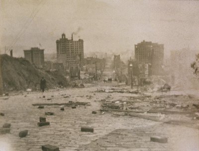 Widok na panoramę San Francisco z dymem z pożaru spowodowanego trzęsieniem ziemi, 1906 autorstwa American Photographer