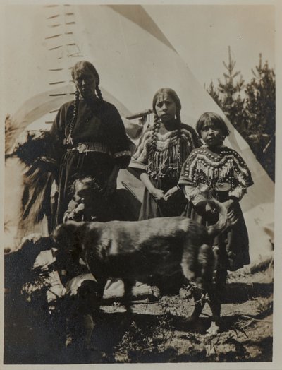 Kobieta, dwie dziewczynki i dziecko z psem, ok. 1900 r. Srebrna fotografia żelatynowa autorstwa American Photographer