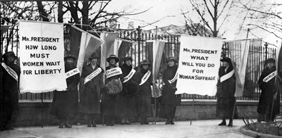 Sufrażystki pikietują przed Białym Domem, Waszyngton DC, pub. 1917 autorstwa American Photographer
