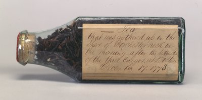 Liście herbaty Boston Tea Party w szklanej butelce, zebrane przez T.M. Harris, Dorchester Neck, grudzień 1773 autorstwa American School