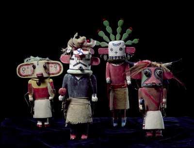 Cztery lalki Kachina autorstwa American School