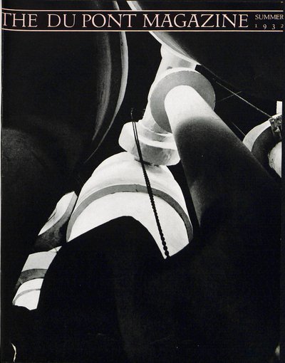 Zakład przemysłowy, przednia okładka magazynu DuPont, lato 1932 autorstwa American School