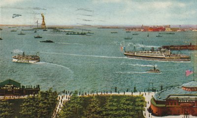 Port w Nowym Jorku z Baterii, przedstawiający Statuę Wolności i Ellis Island, ok. 1910 r. autorstwa American School