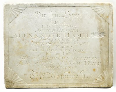 Tablica na cenotaf na miejscu śmiertelnie rannego Aleksandra Hamiltona podczas pojedynku z Aaronem Burrem, ok. 1805 (marmur) autorstwa American School