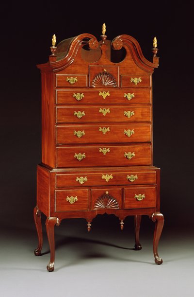 Królowa Anna rzeźbiła wysoką komodę, Connecticut lub Nowy Jork, 1760-80 autorstwa American School