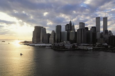 Widok na dzielnicę finansową po drugiej stronie East River autorstwa American School