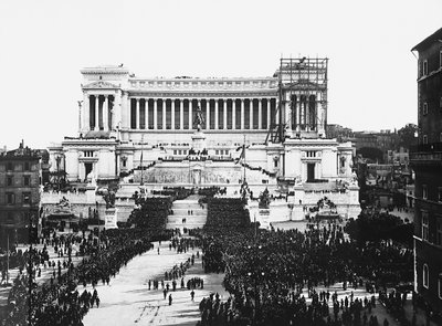 Faszystowska uroczystość ku czci Nieznanego Żołnierza na Altare della Patria (Ołtarz Ojczyzny) w Rzymie, 11.04.1922 (zdjęcie czarno-białe) autorstwa Anderson Anderson