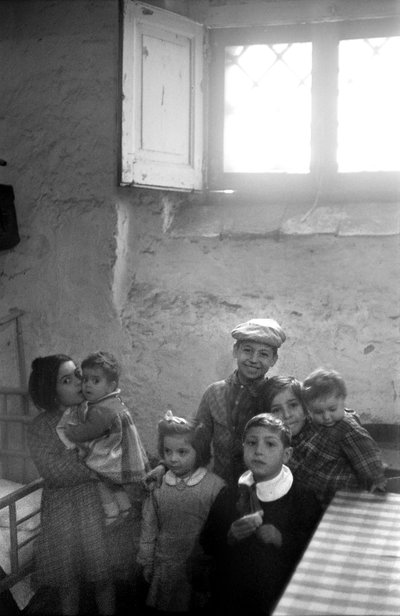 CROTONE - DZIECI W DOMU W PIWNICY, autorstwa Ando Gilardi