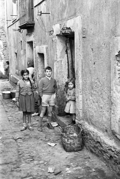 CROTONE - DZIECI NA ULICY autorstwa Ando Gilardi