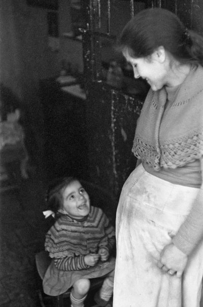 CROTONE - MATKA I CÓRKA autorstwa Ando Gilardi