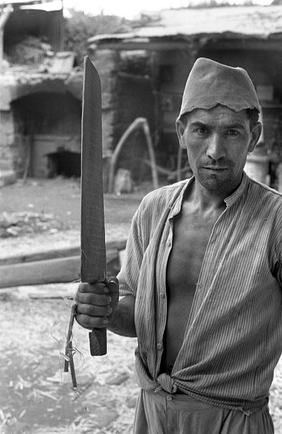 PRZETWARZANIE KONOPI, ROBOTNIK Z "ŁOPATKĄ" autorstwa Ando Gilardi