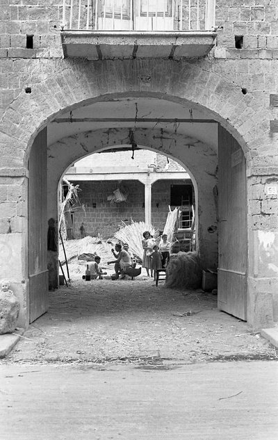 PRZETWARZANIE KONOPI, ŚNIADANIE W PRACY autorstwa Ando Gilardi