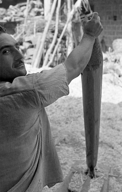 PRZETWARZANIE KONOPI, MACENNELA autorstwa Ando Gilardi