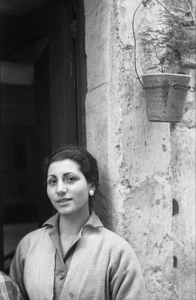 UŚMIECHNIĘTA KOBIETA autorstwa Ando Gilardi