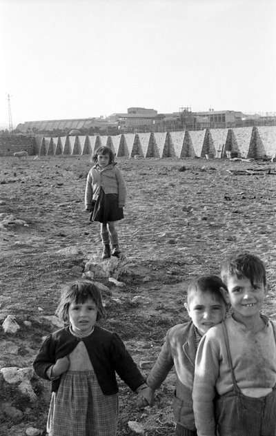 MAGAZYN ZA FABRYKĄ, Crotone autorstwa Ando Gilardi