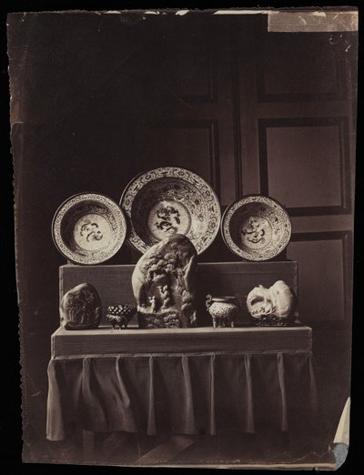Wystawa w Chińskim Muzeum Cesarzowej Eugenii w Fontainebleau, ok. 1861 (druk albumowy) autorstwa Andre Adolphe Eugene Disderi