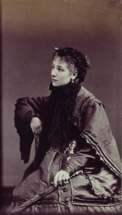 Portret Sarah Bernhardt (1844-1923) w stroju miejskim autorstwa Andre Adolphe Eugene Disderi