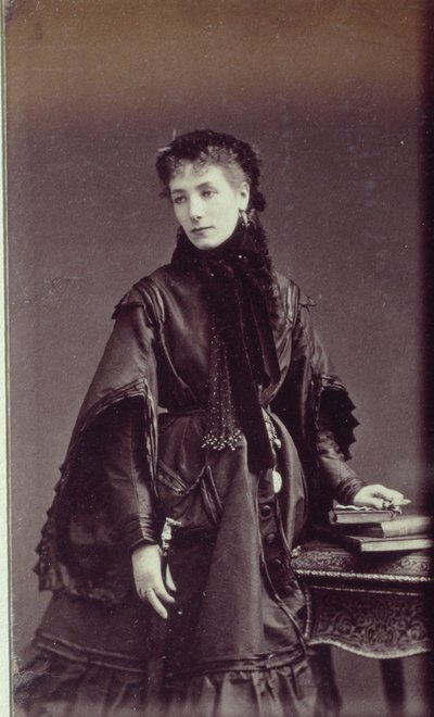 Portret Sarah Bernhardt (1844-1923) w stroju miejskim autorstwa Andre Adolphe Eugene Disderi