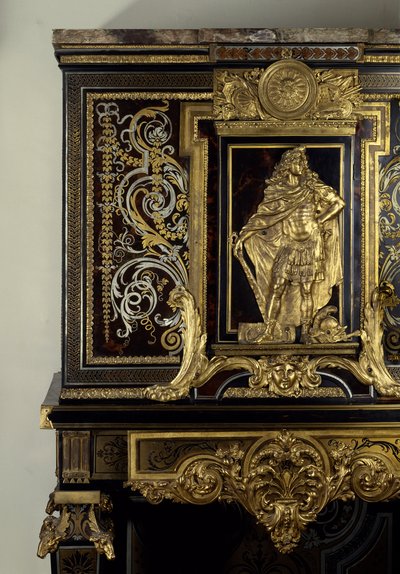 Sztuka Francja: Gabinet zdobi postać króla Ludwika XIV (1638-1715) w Herkulesie Gaulois. Szczegóły. Meble przez Andre Boulle (1642-1733) około 1700 roku. Wysokość: 1,87 m. Paryż, Musee Du Louvre autorstwa Andre Charles Boulle