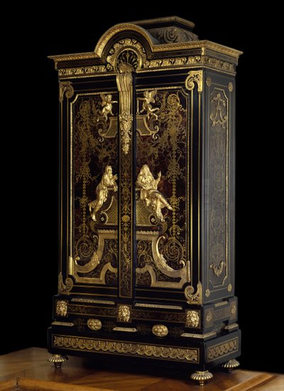 Meble w stylu Ludwika XIV (1661-1715): szafa zdobi figury Aspazji i Sokratesa wykonane z dębu, ebeny i złocenia przez Andre Boulle (1642-1732) Vers 1710 Paris. Muzeum w Luwrze autorstwa Andre Charles Boulle