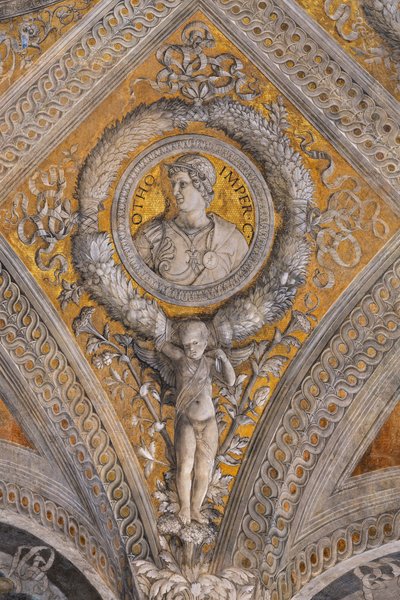 Pałac Książęcy: sklepienie Komnaty Panny Młodej lub Camera Picta, która jest pomieszczeniem znajdującym się w północno-wschodniej wieży Zamku San Giorgio w Mantui. Słynie z cyklu fresków, które pokrywają jej ściany, arcydzieła Andrei Mantegny, stworzonego  autorstwa Andrea Mantegna