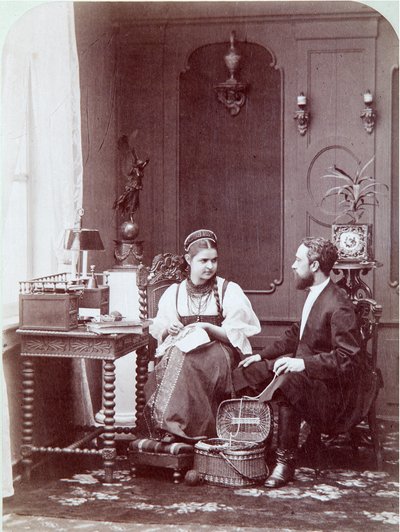 Kompozycja à la russe: wnętrze rosyjskiego mieszkania z haftem mężczyzny i kobiety, ubranych w tradycyjny strój. Zdjęcie Andrieja Osipowicza Karelina (1837-1906), lata 1870-1880. Państwowe Muzeum Historyczne, Moskwa Kompozycja w języku rosyjskim. Albumina autorstwa Andrei Osipovich Karelin