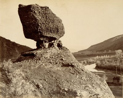 Sfinks z doliny, z serii "The Great West Illustrated in a Series of Photographic Views across the Continent taken along the line of the Union Pacific Railroad West from Omaha, Nebraska" autorstwa A.J. Russella, tom I autorstwa Andrew Joseph Russell