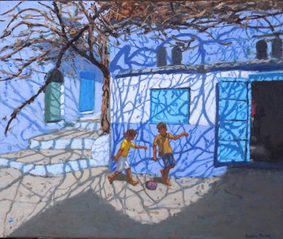 Gry w piłkę na ulicy,Chefchaouen,Maroko , 2018,(olej na płótnie) autorstwa Andrew Macara