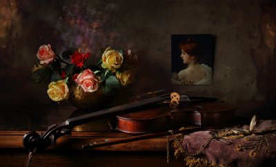 Elegancka martwa natura ze skrzypcami autorstwa Andrey Morozov