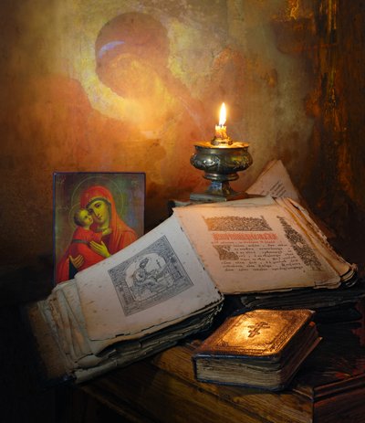 Święte księgi i blask świec autorstwa Andrey Morozov