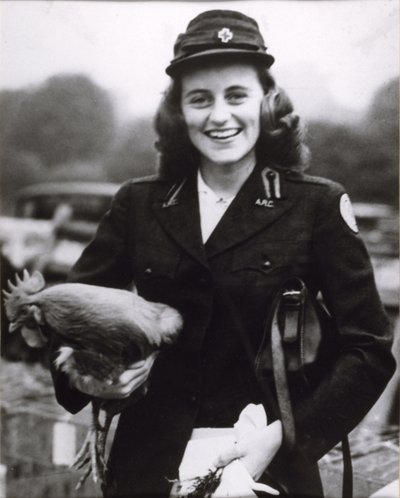 Kick Kennedy w mundurze Amerykańskiego Czerwonego Krzyża w Londynie, ok. 1943 (zdjęcie czarno-białe) autorstwa Thomas Kelly