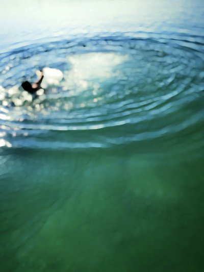 Surfer pod powierzchnią wody autorstwa Angelo Cerantola
