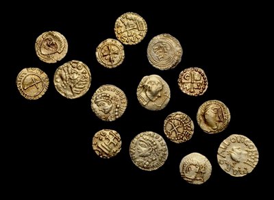 Ukończ nielokalny anglosaski skarb monet, skarb Crondallów, z Crondall, Hampshire (złoto) autorstwa Anglo Saxon